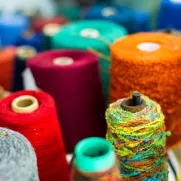 Bobibes de fils de toutes les couleurs du Musée de l'industrie textile à Vienne