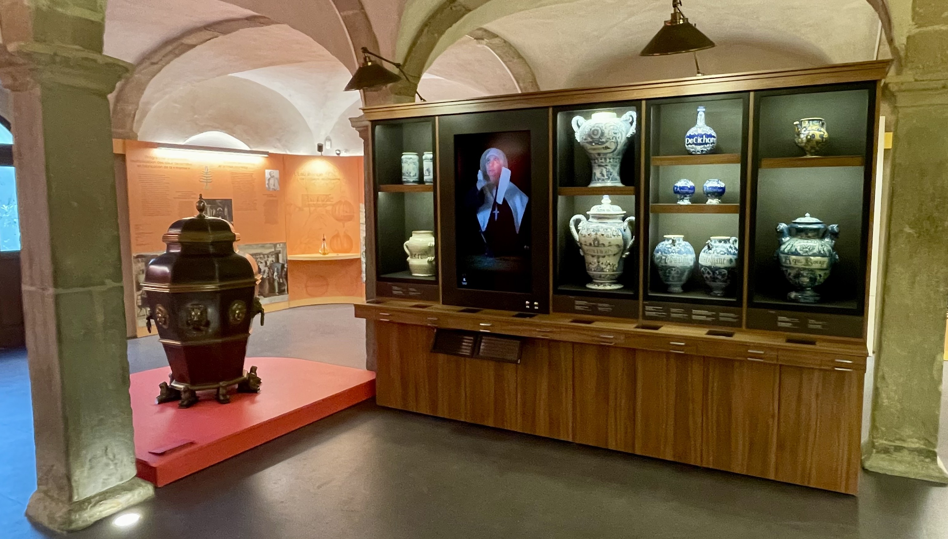 Nouveau dispostif interactif et immersif avec contenu audiovisuel intégré. Vous y ferez la rencontre de Marie Cantel, sœur hospitalière à l’Hôtel-Dieu de Lyon au XVIIe siècle. Elle partage son quotidien, ses pratiques de soin et son expertise des plantes. Nouveau dispostif interactif et immersif avec contenu audiovisuel intégré. Vous y ferez la rencontre de Marie Cantel, sœur hospitalière à l’Hôtel-Dieu de Lyon au XVIIe siècle. Elle partage son quotidien, ses pratiques de soin et son expertise des plantes.