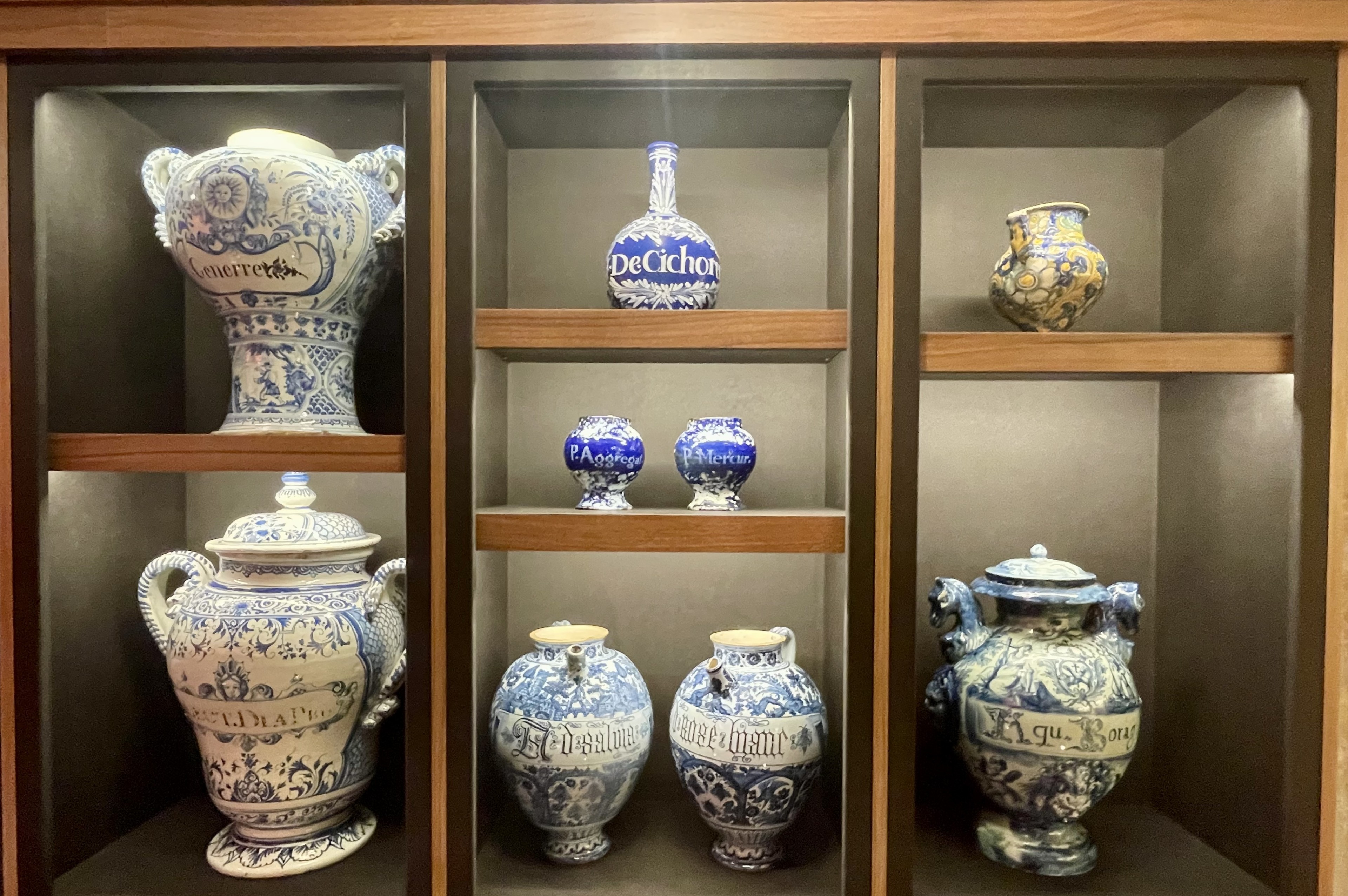 Véritables pots à pharmacie. Dépot des Hospices Civils de Lyon Véritables pots à pharmacie. Dépot des Hospices Civils de Lyon